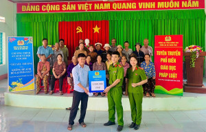 CÔNG AN XÃ XUÂN PHÚ TUYÊN TRUYỀN PHÁP LUẬT VÀ TRAO TẶNG QUÀ NHÂN DỊP TẾT NGUYÊN ĐÁN BÍNH NGỌ 2026.