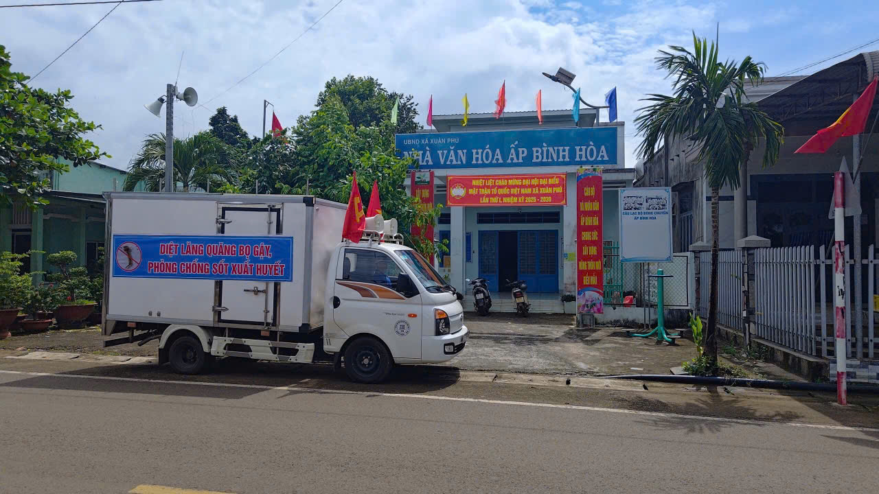 TRUNG TÂM DỊCH VỤ TỔNG HỢP XÃ XUÂN PHÚ PHỐI HỢP TRẠM Y TẾ XÃ TỔ CHỨC TUYÊN TRUYỀN LƯU ĐỘNG PHÒNG, CHỐNG SỐT XUẤT HUYẾT