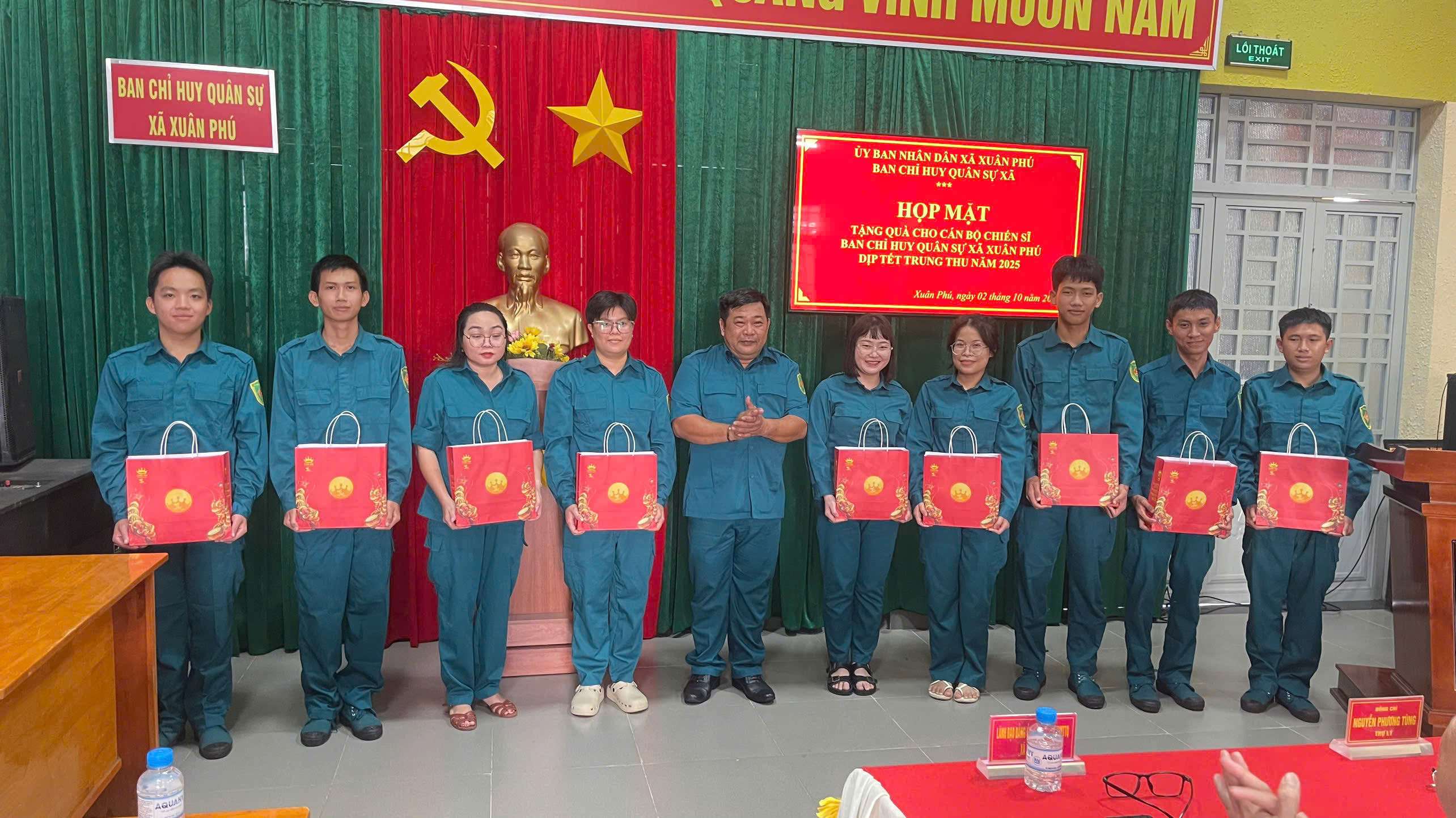 Ban Chỉ huy Quân sự xã Xuân Phú họp mặt, sẻ chia niềm vui Tết Trung thu cùng lực lượng dân quân