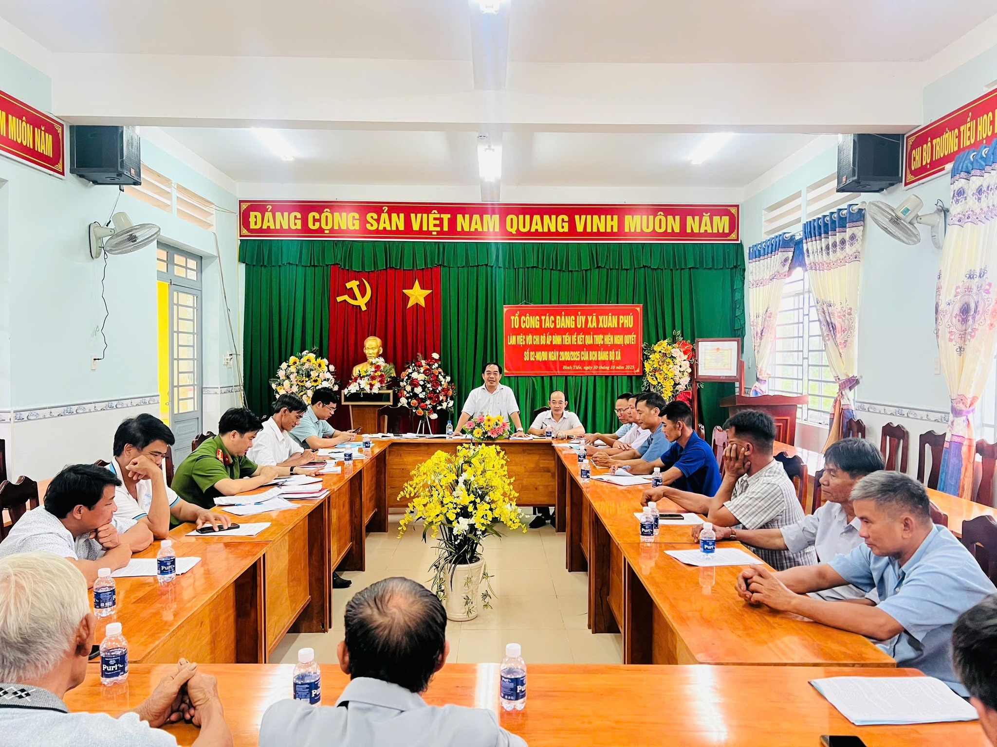 Tổ công tác Đảng ủy xã Xuân Phú làm việc với Chi bộ ấp Bình Tiến về kết quả thực hiện Nghị quyết số 02-NQ/DU