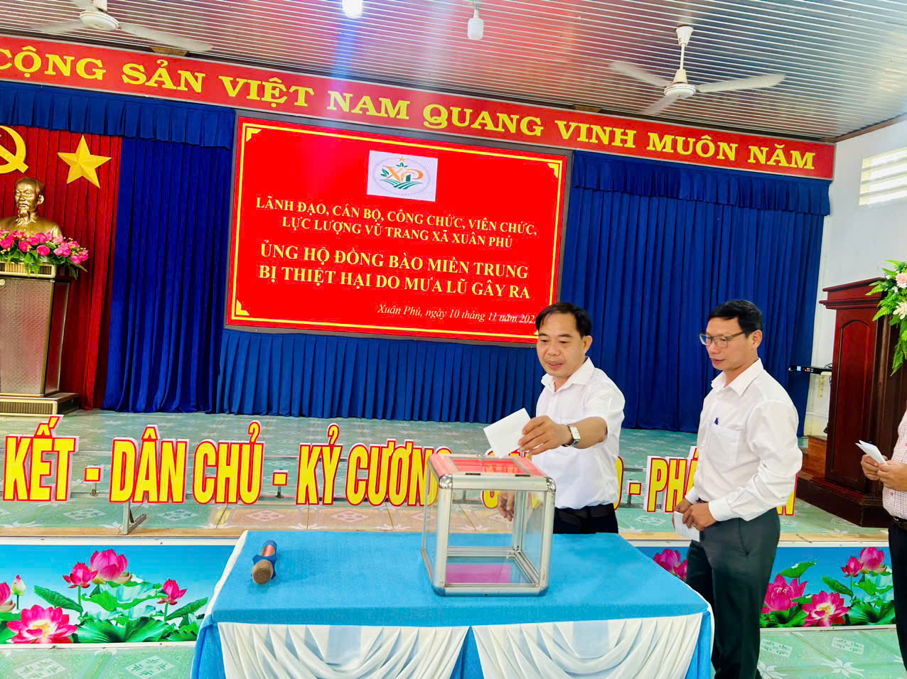 Phát huy tinh thần “lá lành đùm lá rách”  – Xuân Phú ủng hộ đồng bào miền Trung  bị thiệt hại do mưa lũ