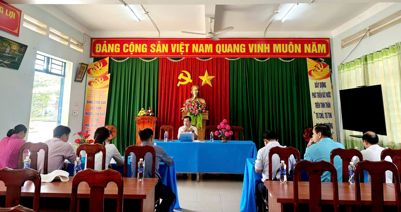 ĐỒNG CHÍ BÍ THƯ ĐẢNG ỦY XÃ XUÂN PHÚ LÀM VIỆC VỚI CẤP ỦY CHI BỘ TRƯỜNG THCS LÝ THƯỜNG KIỆT