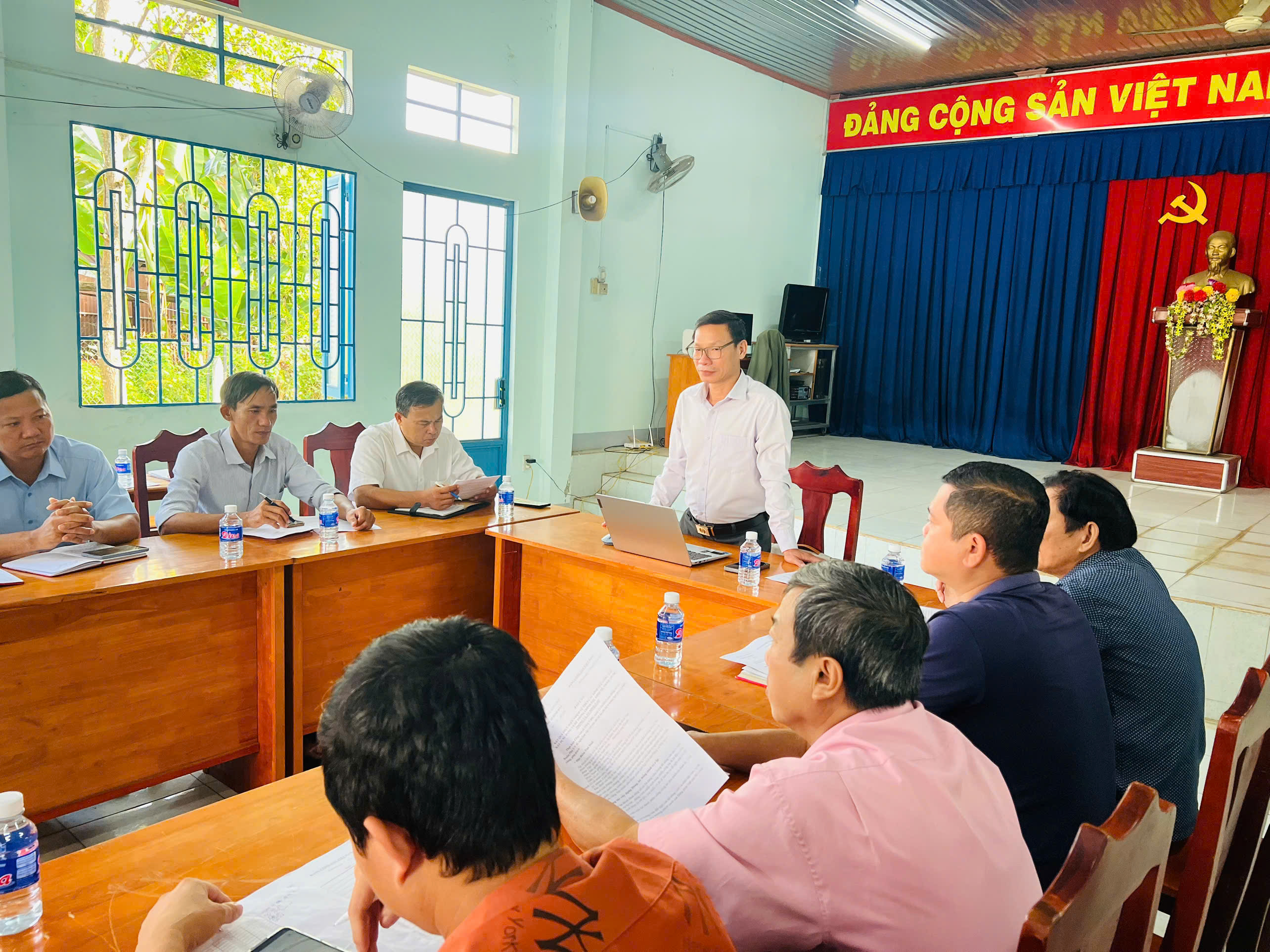 TỔ CÔNG TÁC ĐÁNG UỶ XÃ XUÂN PHÚ LÀM VIỆC VỚI CHI BỘ ẤP BÌNH HOÀ VỀ VIỆC THỰC HIỆN NGHỊ QUYẾT 02-NQ/ĐU