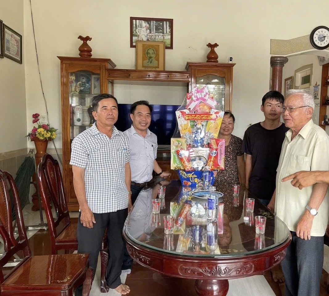 Xã Xuân Phú thăm hỏi, tặng quà, động viên 51 thanh niên trúng tuyển nghĩa vụ nhân dịp Tết Nguyên đán Bính Ngọ năm 2026