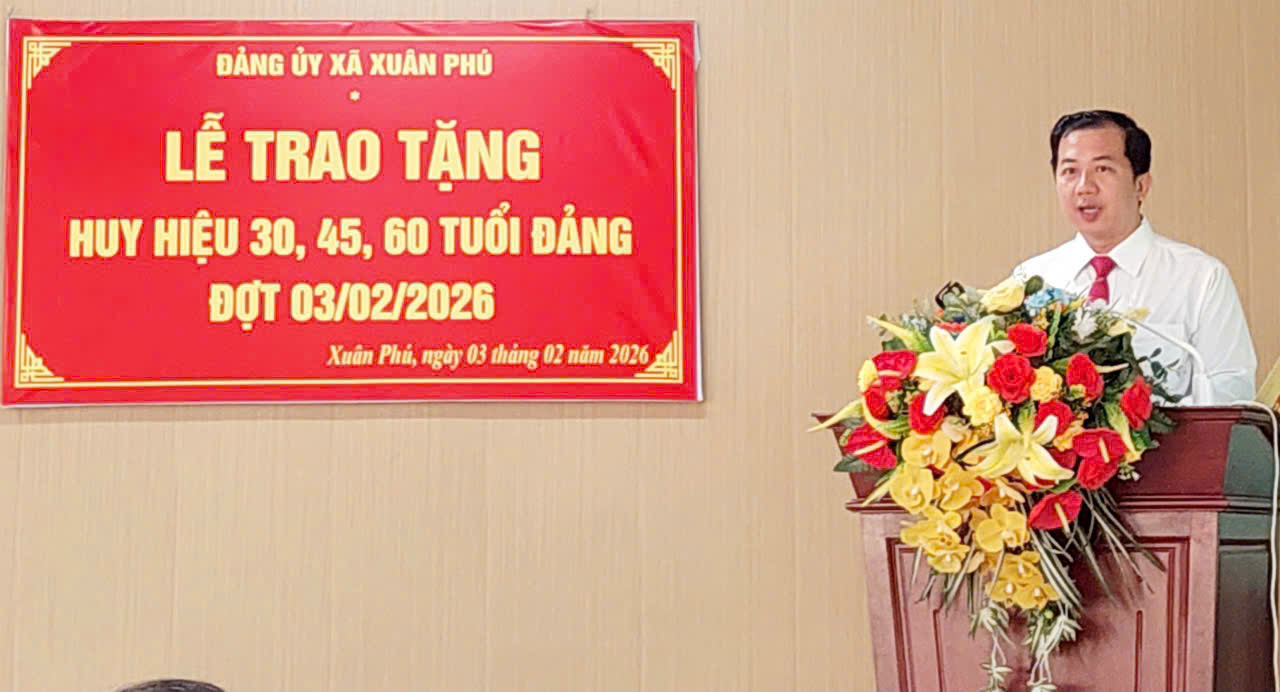 XÃ XUÂN PHÚ: TRANG TRỌNG TỔ CHỨC LỄ TRAO TẶNG  HUY HIỆU ĐẢNG ĐỢT 03/02