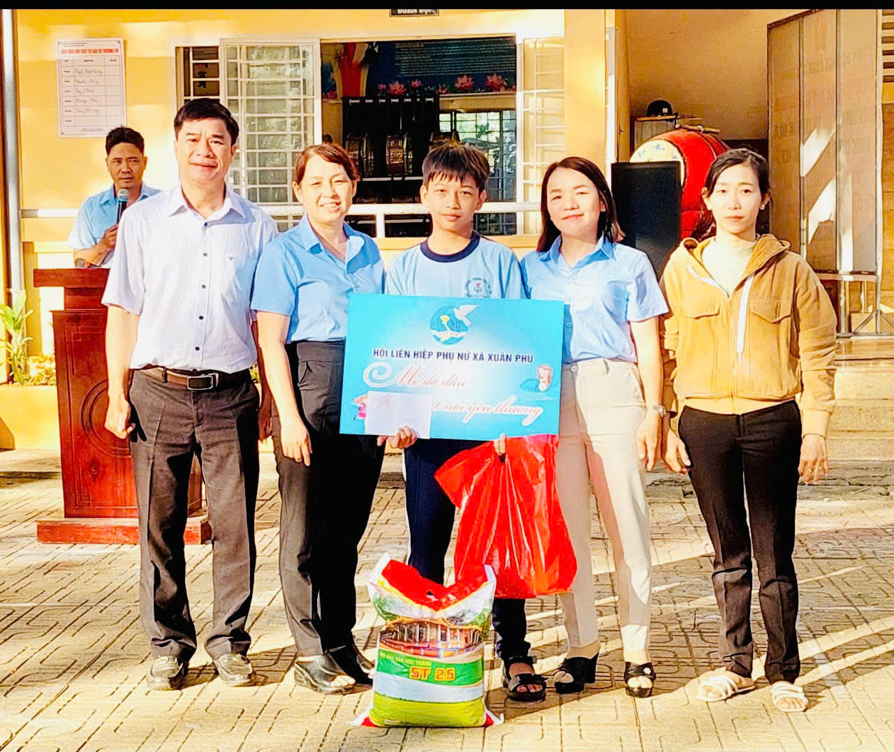 MTTQ VIỆT NAM XÃ VÀ CÁC ĐOÀN THỂ XÃ XUÂN PHÚ TRAO TẶNG QUÀ HỖ TRỢ CHO HỌC SINH MỒ CÔI CÓ HOÀN CẢNH ĐẶC BIỆT KHÓ KHĂN