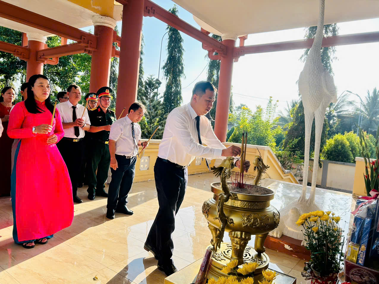 LÃNH ĐẠO ĐẢNG ỦY -HĐND - UBND -UBMTTQ VIỆT NAM XÃ VIẾNG NHÀ BIA NHÂN DỊP TẾT NGUYÊN ĐÁN BÍNH NGỌ