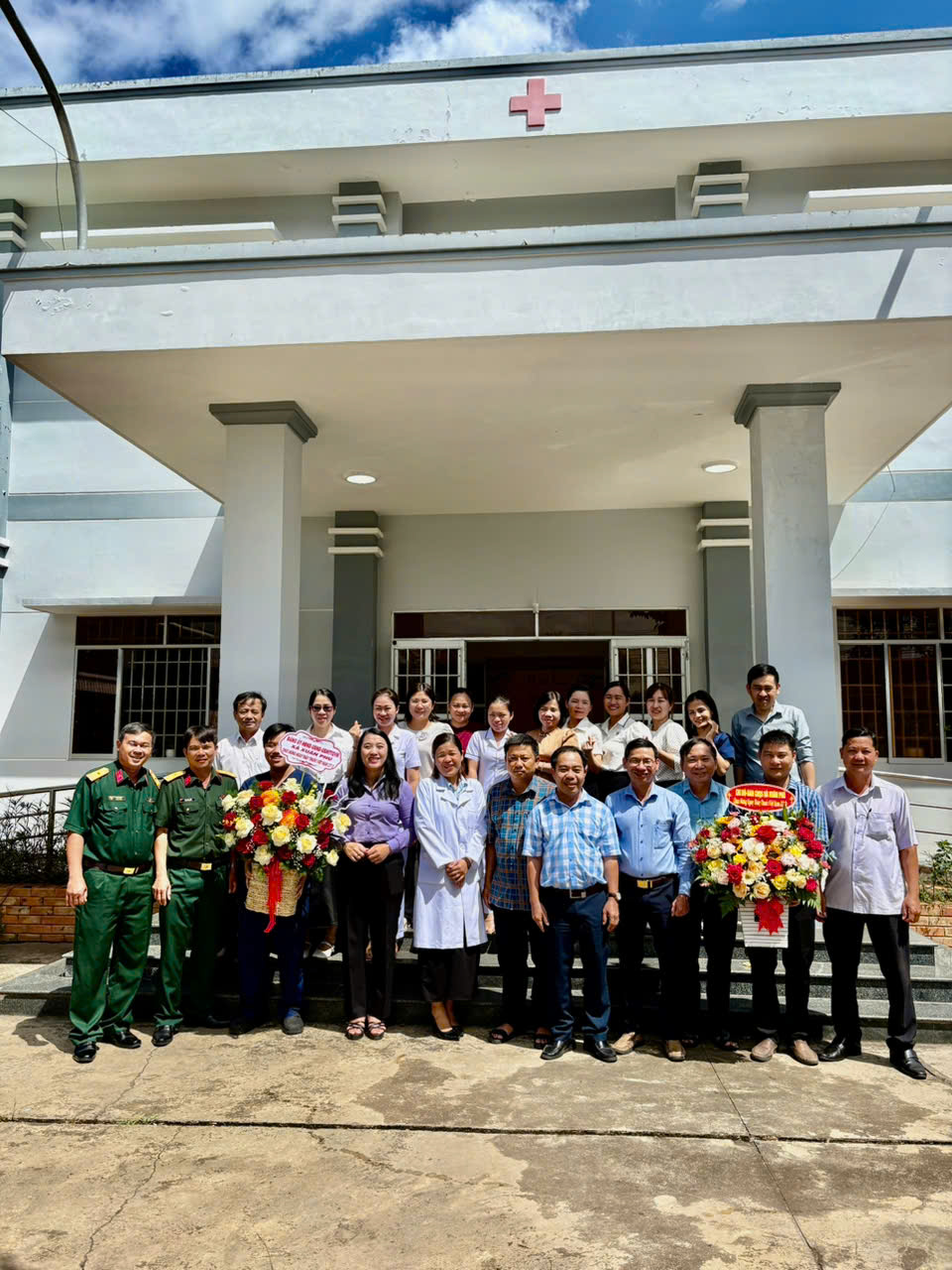 Xã Xuân Phú thăm, chúc mừng Trạm y tế xã nhân Ngày Thầy thuốc Việt Nam 27/2