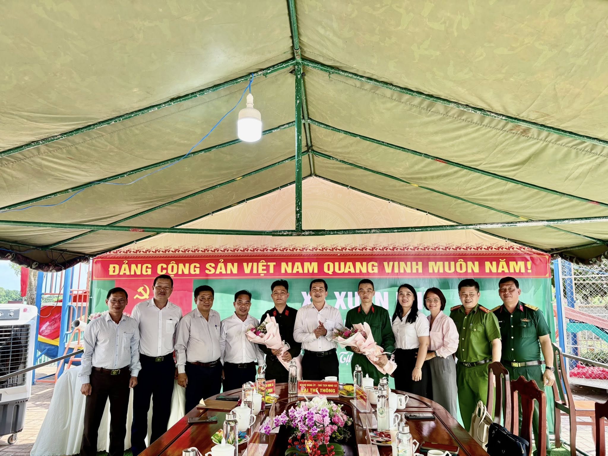 BAN THƯỜNG VỤ ĐẢNG ỦY XÃ XUÂN PHÚ GẶP MẶT 02 ĐẢNG VIÊN TRẺ TÌNH NGUYỆN THAM GIA NGHĨA VỤ QUÂN SỰ NĂM 2026