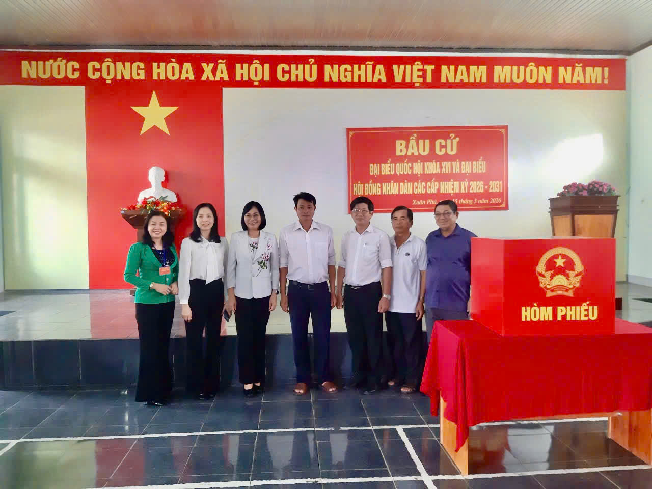 Đồng chí Nguyễn Thị Hoàng - Tỉnh uỷ viên, Phó Chủ tịch UBND tỉnh, Trưởng Ban bầu cử đại biểu Quốc hội khoá XVI đơn vị số 4 Kiểm tra công tác chuẩn bị bầu cử tại xã Xuân Phú