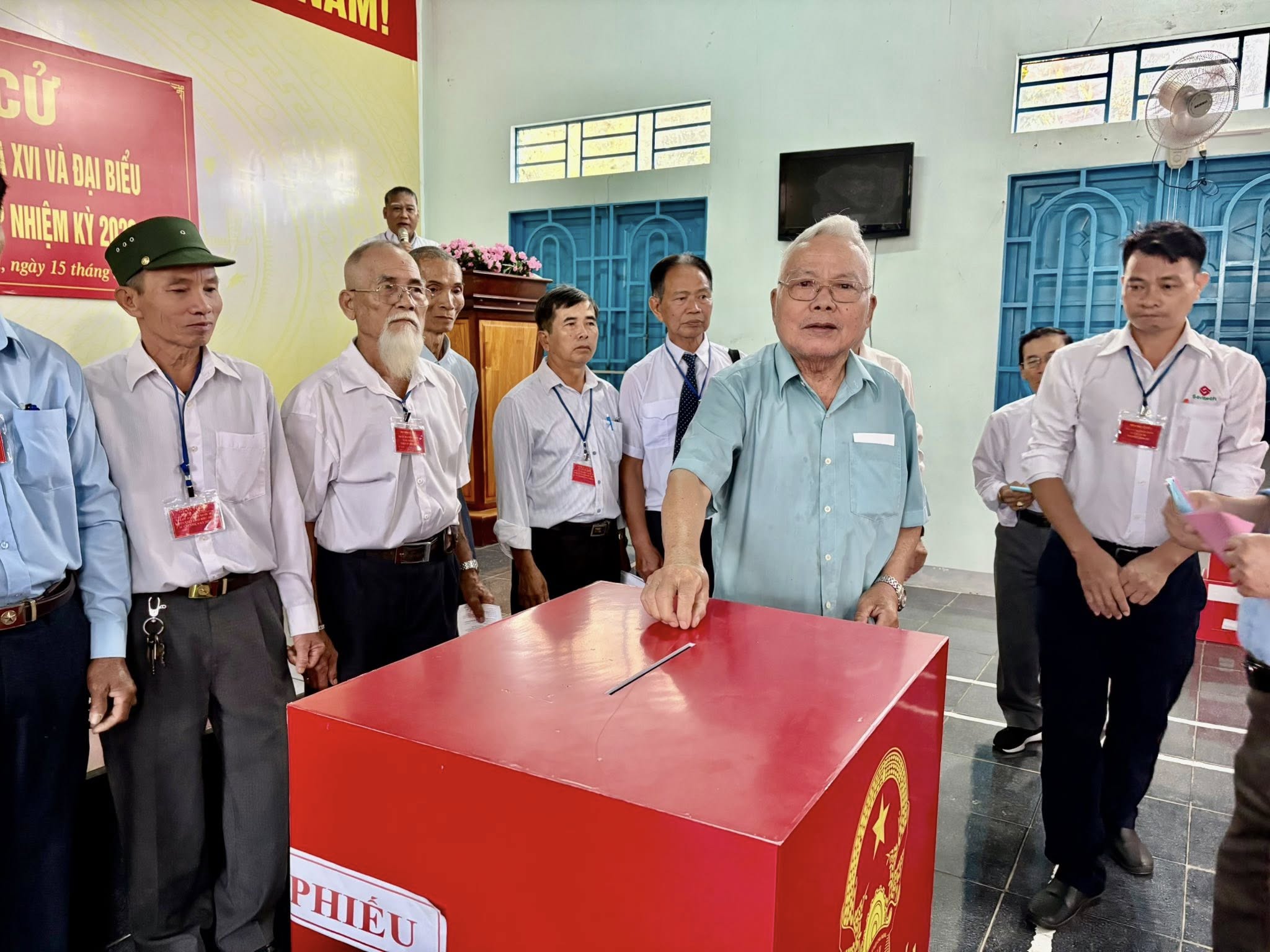 Đồng chí Nguyễn Tấn Thông - Nguyên HUV, Trưởng Ban Dân vận Huyện ủy Xuân Lộc cũ tham gia bỏ lá phiếu đầu tiên tại ấp Bình Tân