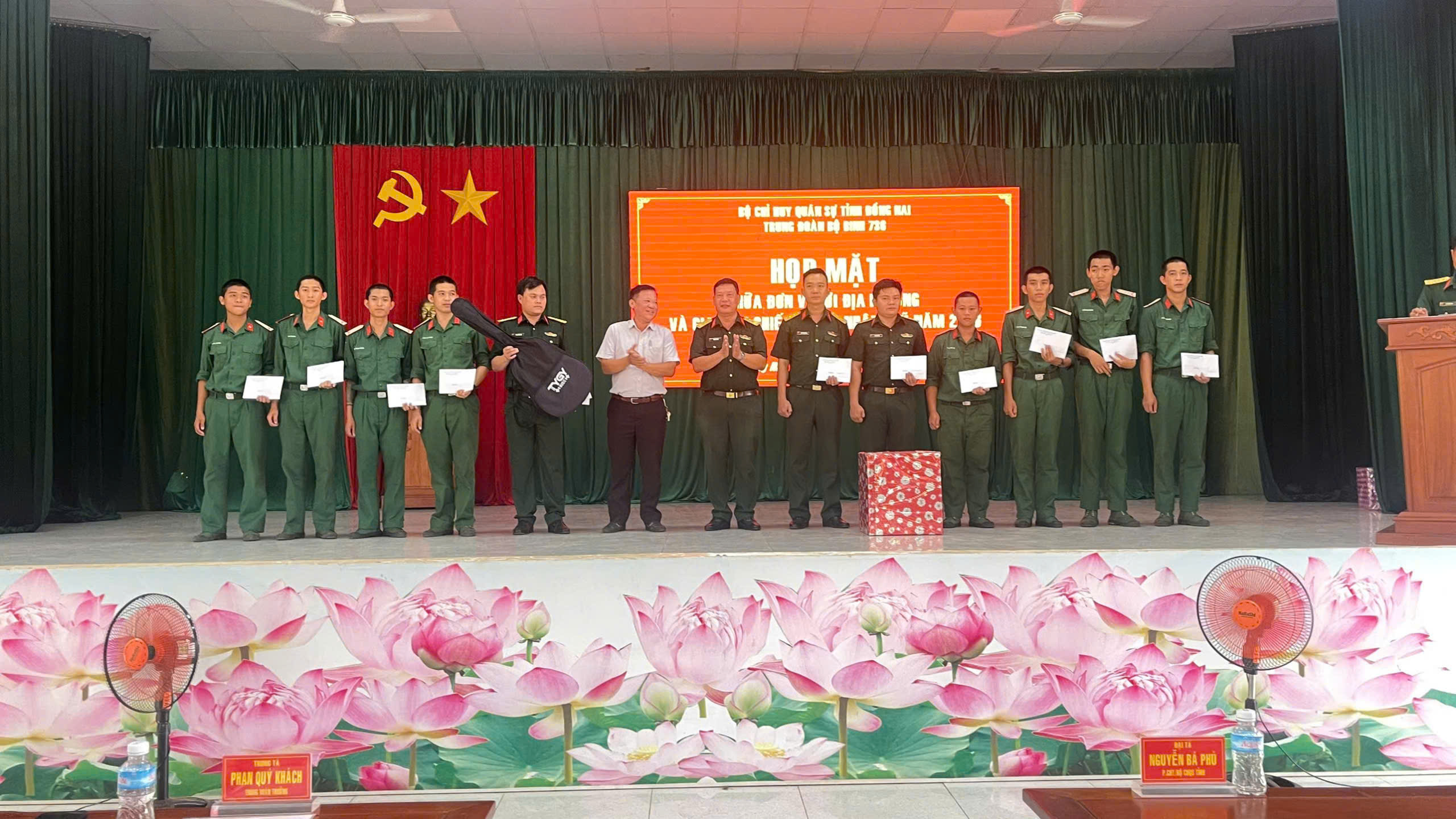 Đồng chí Trần Sỹ Long - UV.BTV Đảng uỷ xã, Chỉ huy trưởng BCHQS xã; đồng chí Trần Duy Nguyện - UV.BCH Đảng bộ xã, Phó Chủ tịch UBND xã gặp gỡ và tặng quà cho Đơn vị cùng các chiến sĩ