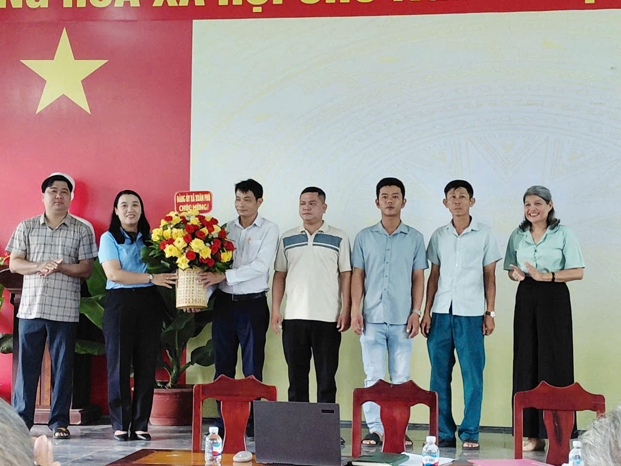 Đồng chí Nguyễn Việt Hoài - Phó Bí thư Thường trực Đảng uỷ xã tặng hoa chúc mừng chi bộ ấp Xuân Phú