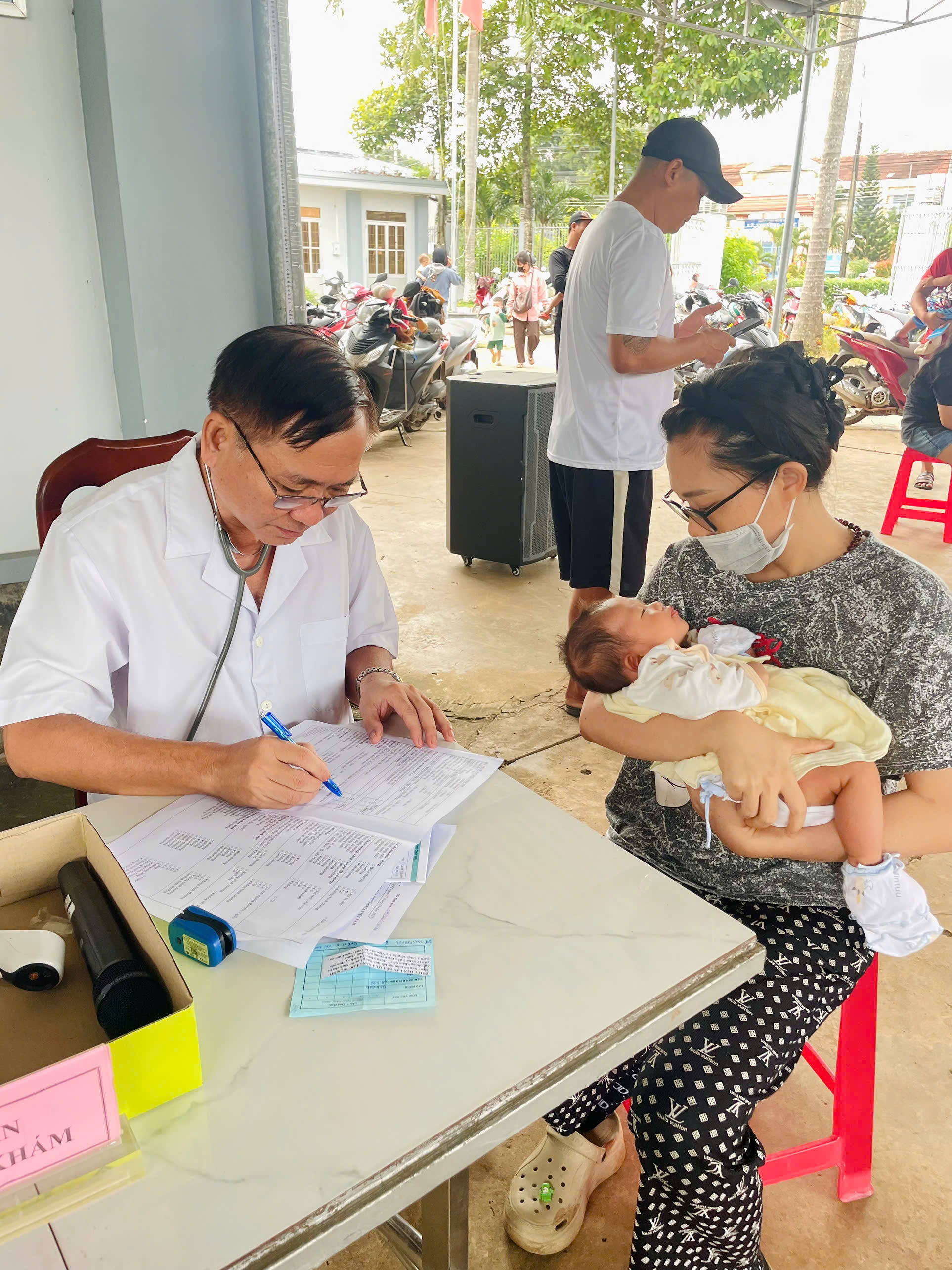 TRẠM Y TẾ XÃ XUÂN PHÚ TỔ CHỨC KHÁM SỨC KHỎE KẾT HỢP TIÊM CHỦNG MỞ RỘNG CHO TRẺ EM DƯỚI 6 TUỔI