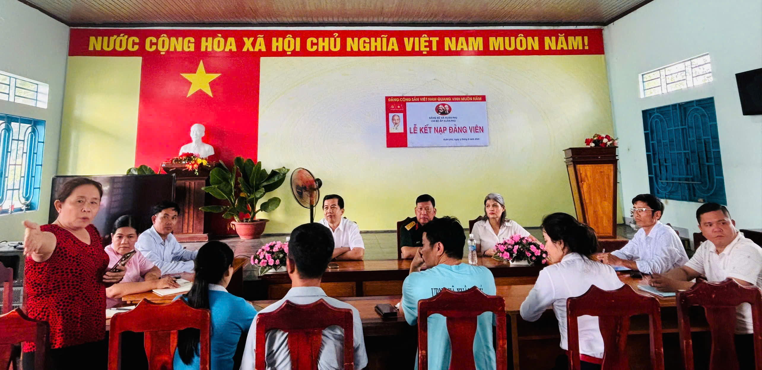 BÍ THƯ ĐẢNG UỶ, CHỦ TỊCH HĐND XÃ XUÂN PHÚ KIỂM TRA CÔNG TÁC CHUẨN BỊ RA MẮT CÁC CÂU LẠC BỘ KHÔNG GIAN ĐỔI MỚI SÁNG TẠO TẠI 03 ẤP