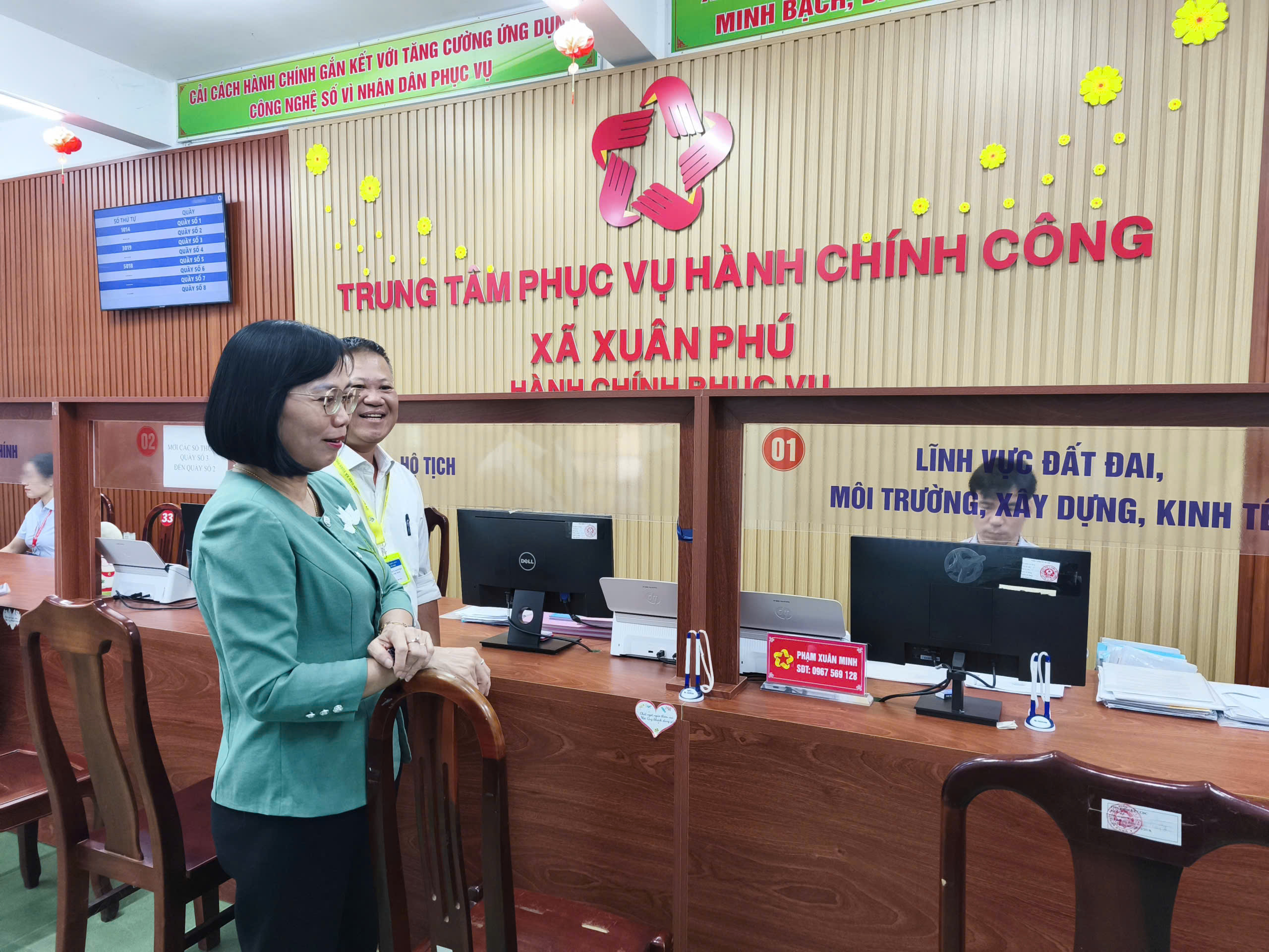 Đồng chí Nguyễn Thị Hoàng - PCT.UBND thành phố Đồng Nai kiểm tra tình hình hoạt động Trung tâm phục vụ hành chính công xã Xuân Phú