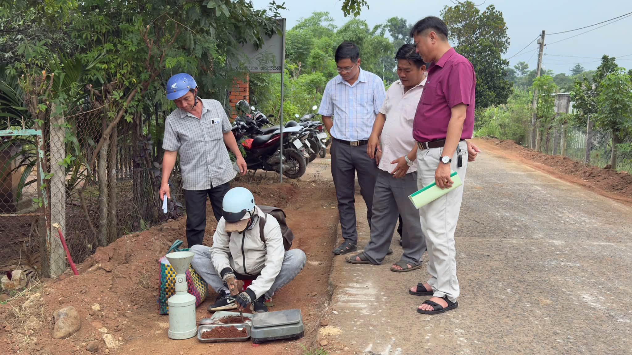 NGHIỆM THU HOÀN THÀNH GIAI ĐOẠN THI CÔNG PHẦN NỀN HẠ CÔNG TRÌNH ĐƯỜNG TÂN BÌNH 1 NỐI XUÂN HIỆP- LANG MINH XÃ XUÂN PHÚ