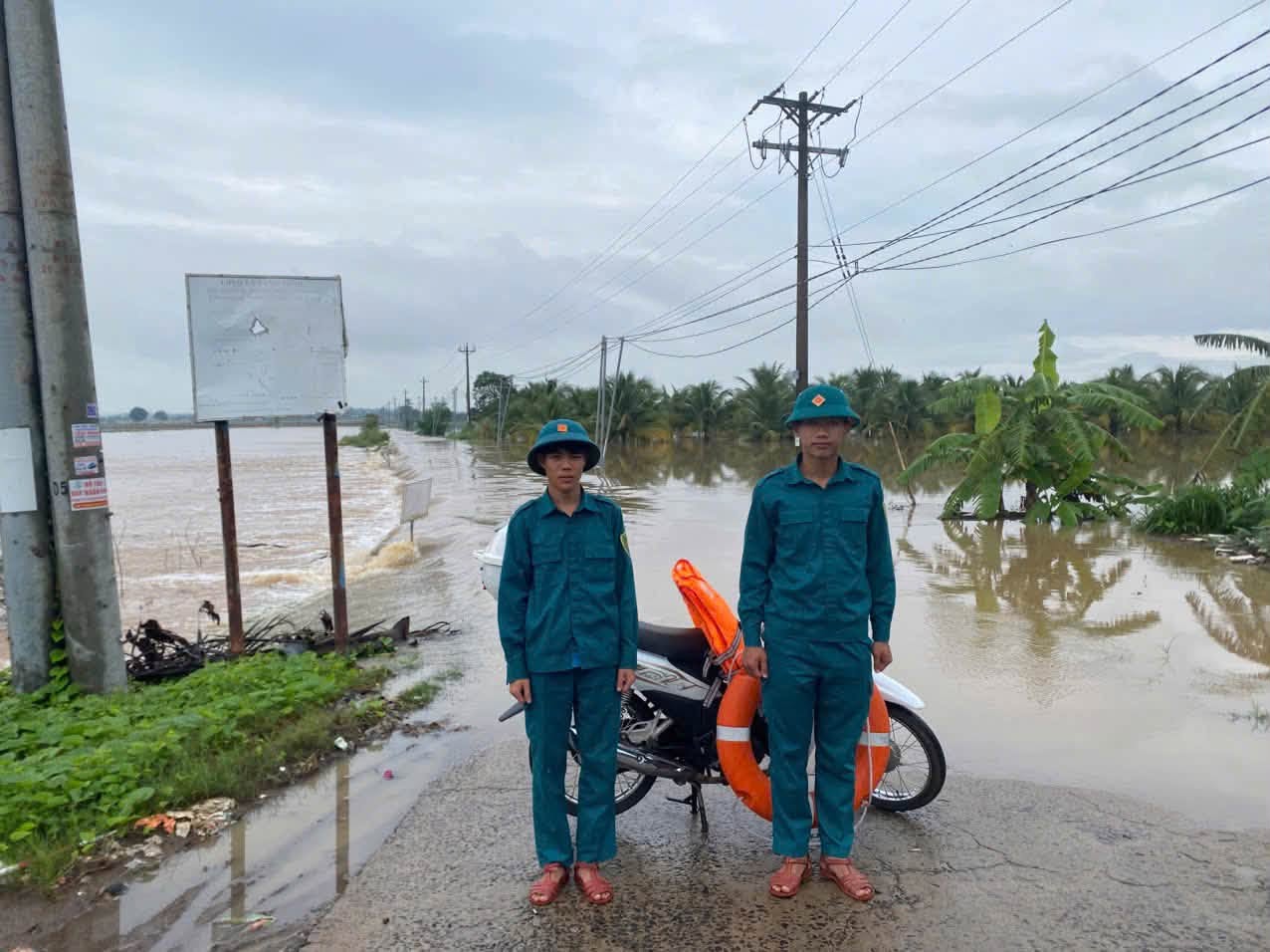 LỰC LƯỢNG VŨ TRANG XÃ XUÂN PHÚ KỊP THỜI HỖ TRỢ KHẮC PHỤC NGẬP NƯỚC TRÊN CÁNH ĐỒNG ẤP LANG MINH