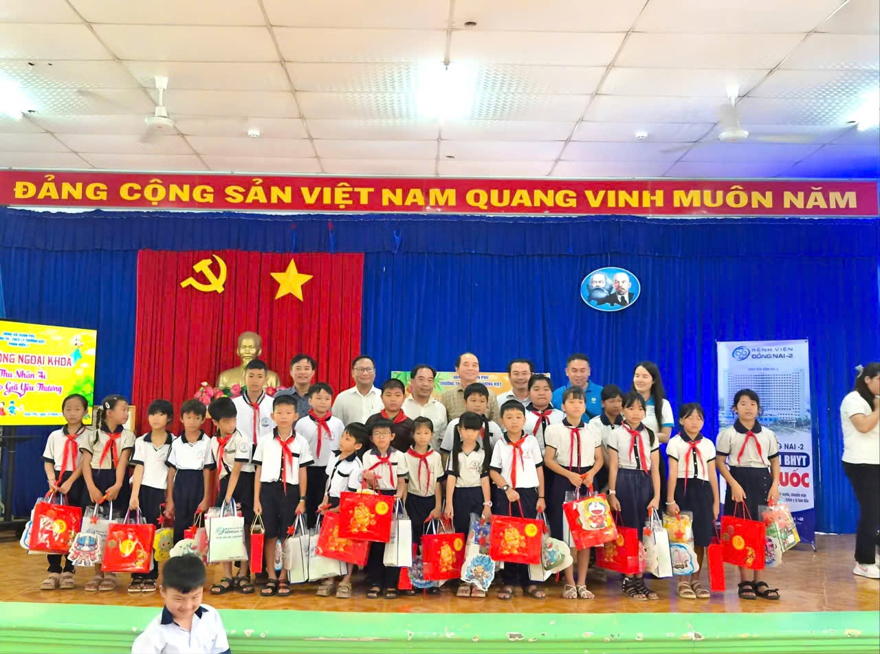 ẤM ÁP TÌNH YÊU THƯƠNG – BÁO VÀ PHÁT THANH, TRUYỀN HÌNH ĐỒNG NAI TRAO QUÀ TRUNG THU GỬI ĐẾN HỌC SINH CÓ HOÀN CẢNH KHÓ KHĂN